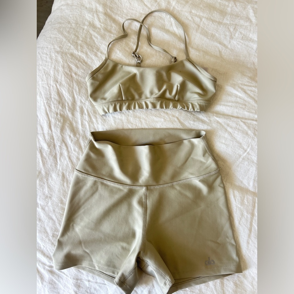 ALO Yoga Beige Activewear Top/Biker Dhirts